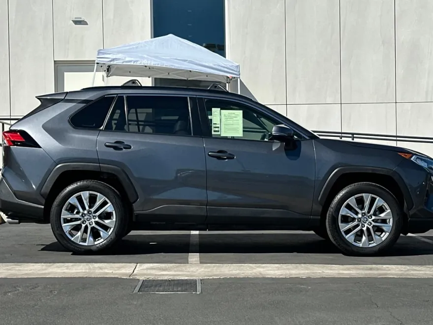 2020 Toyota RAV4 XLE Premium photo 1