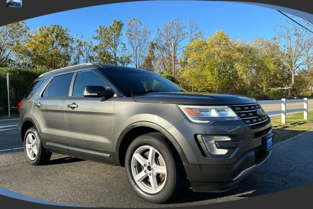 2017 Ford Explorer XLT Sport photo 1