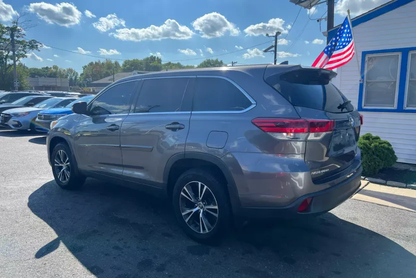 2019 Toyota Highlander LE photo 1