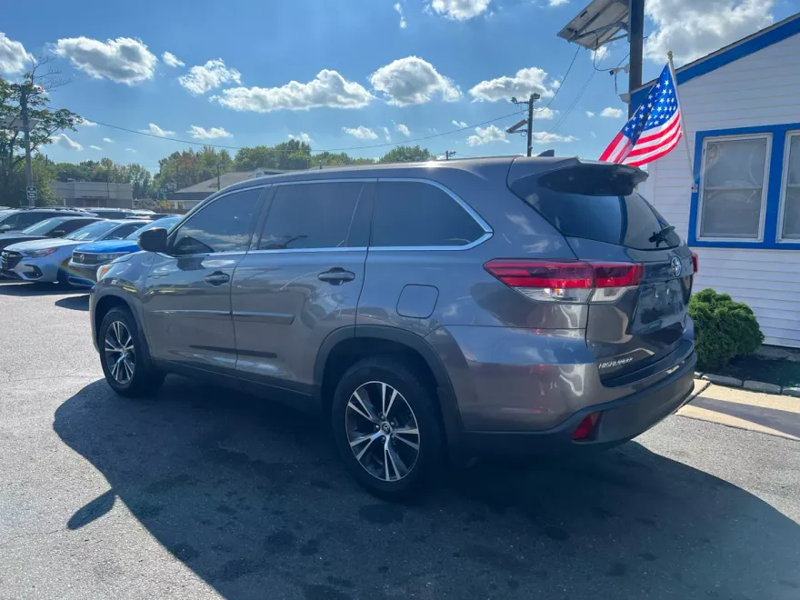2019 Toyota Highlander LE photo 1