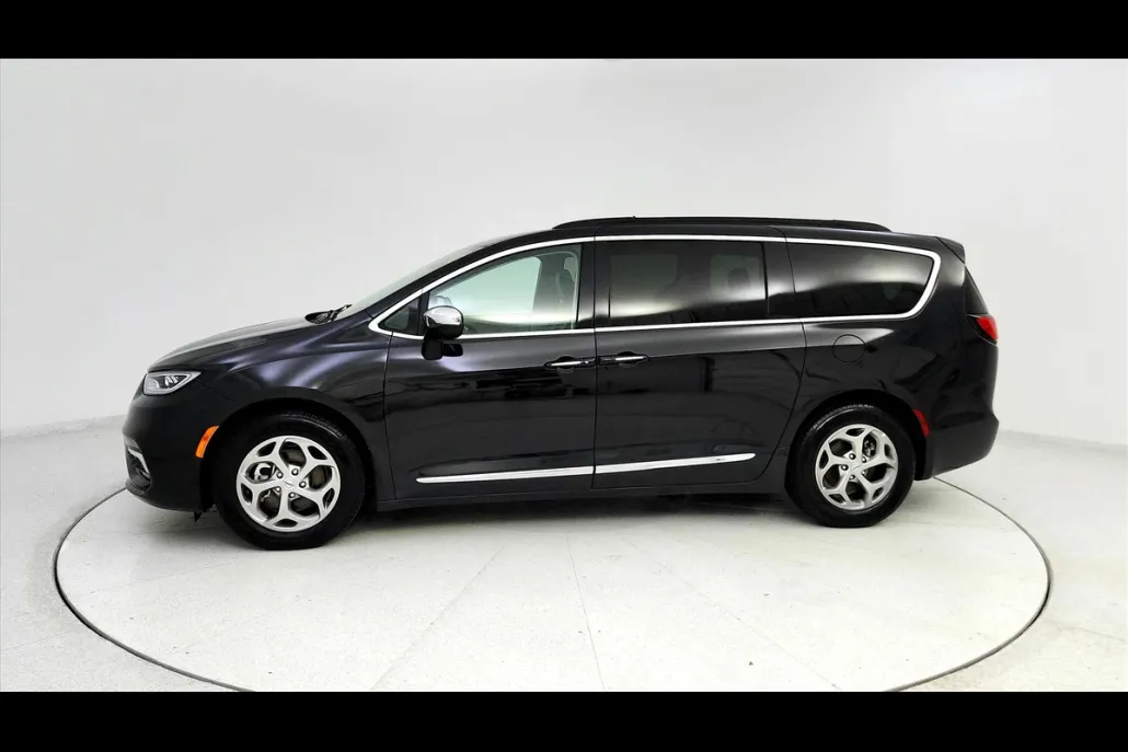 2023 Chrysler Pacifica Limited photo 1