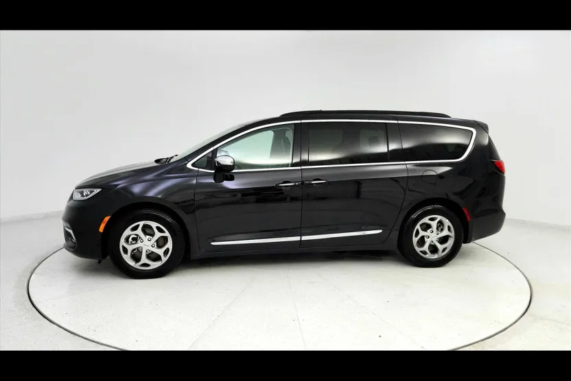 2023 Chrysler Pacifica Limited photo 1
