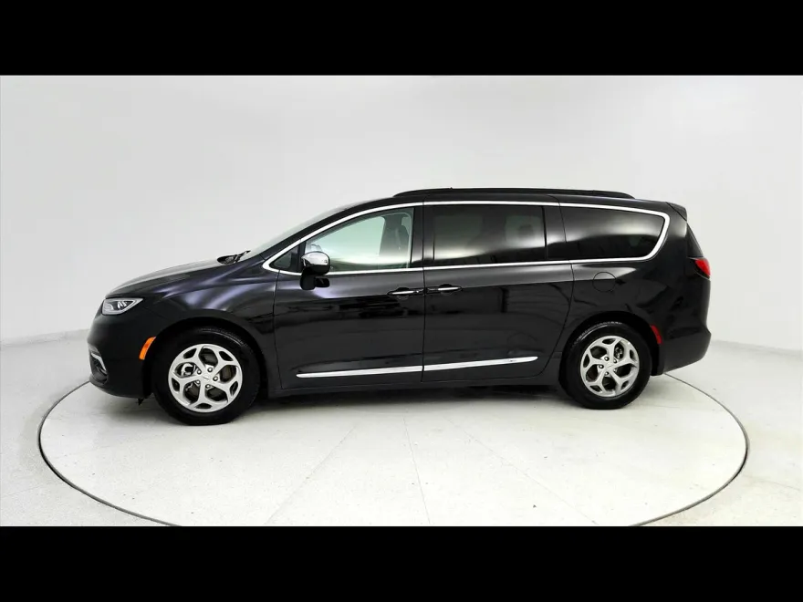 2023 Chrysler Pacifica Limited photo 1