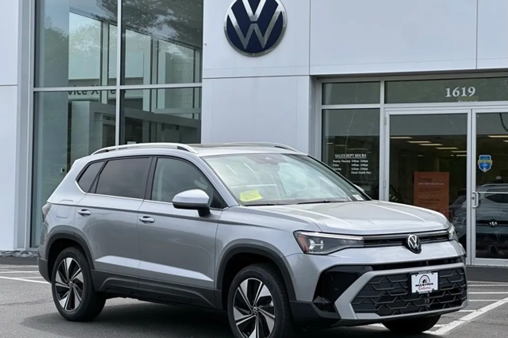 2025 Volkswagen Taos SE photo 1