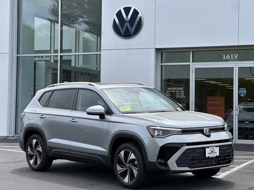 2025 Volkswagen Taos SE photo 1