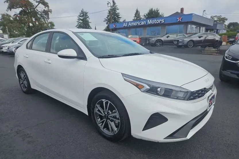2023 Kia Forte LXS photo 1