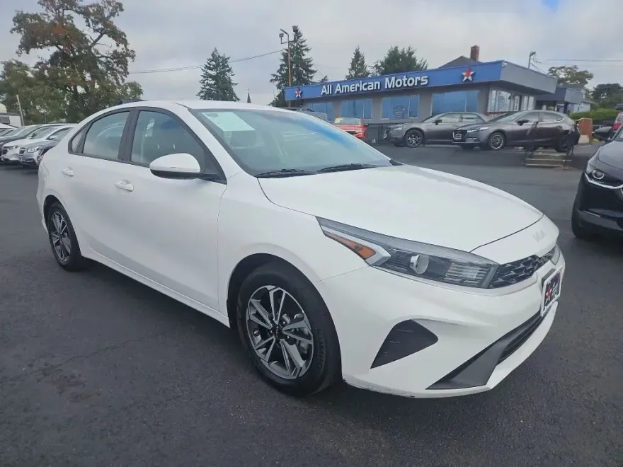 2023 Kia Forte LXS photo 1