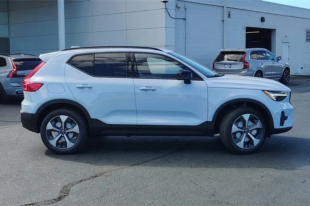 2026 Volvo XC40 Plus photo 1