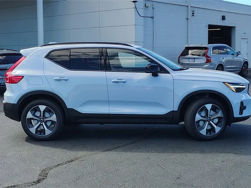 2026 Volvo XC40 Plus photo 1