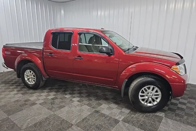 2015 Nissan Frontier SV Crew Cab photo 1