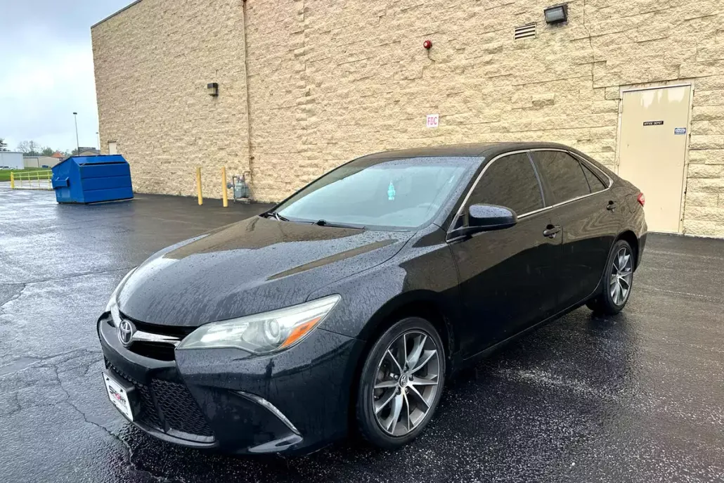 2015 Toyota Camry SE photo 1