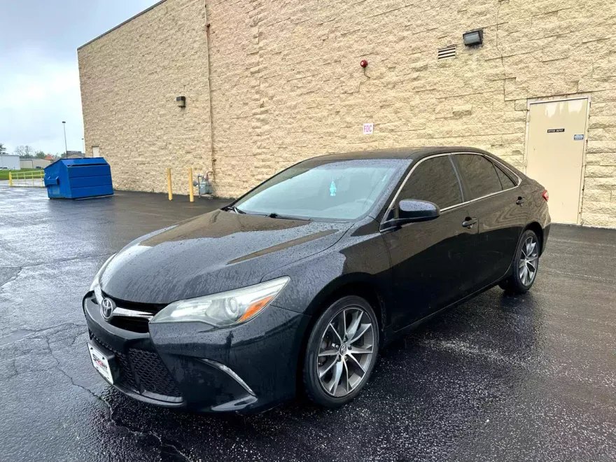 2015 Toyota Camry SE photo 1