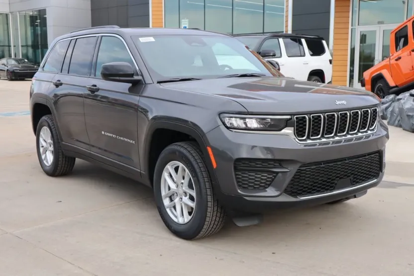 2025 Jeep Grand Cherokee Laredo photo 1