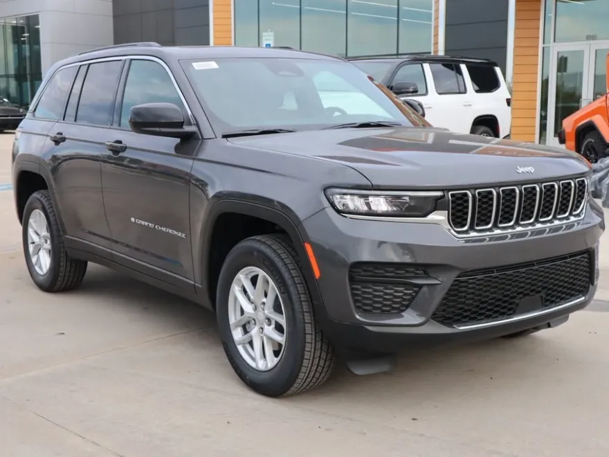 2025 Jeep Grand Cherokee Laredo photo 1
