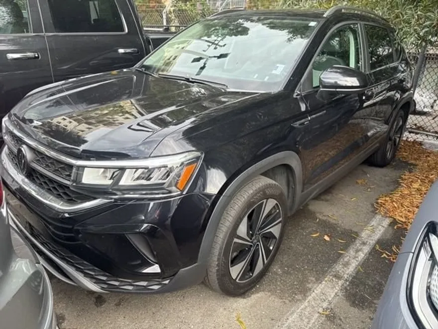 2023 Volkswagen Taos SE photo 1