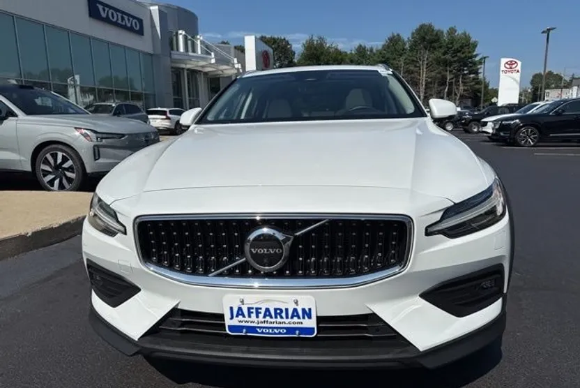 2023 Volvo V60 Cross Country B5 Plus photo 1