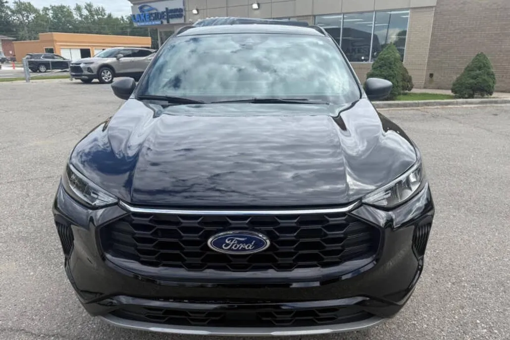 2024 Ford Escape ST-Line photo 1