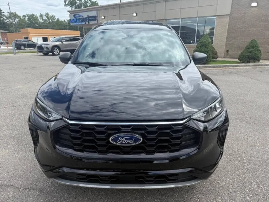 2024 Ford Escape ST-Line photo 1