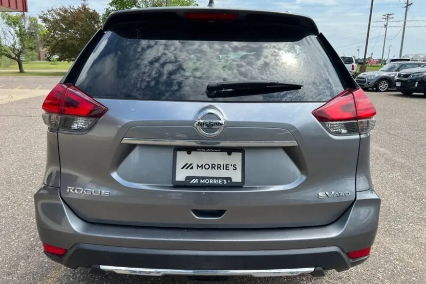 2017 Nissan Rogue SV photo 1