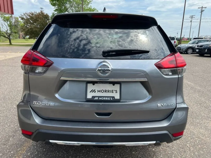 2017 Nissan Rogue SV photo 1