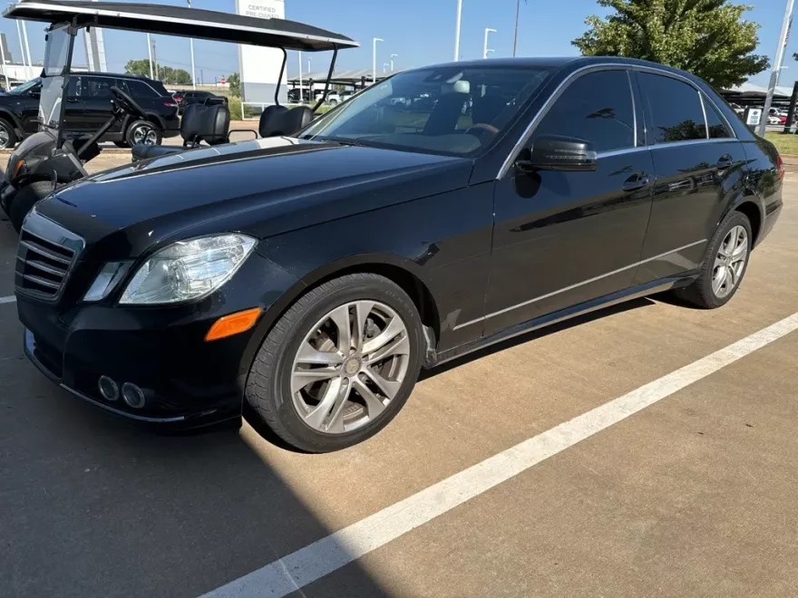 2010 Mercedes Benz E photo 1