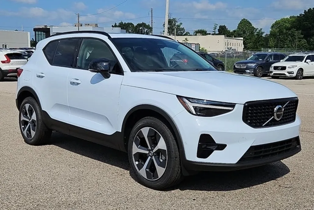 2026 Volvo XC40 Plus photo 1