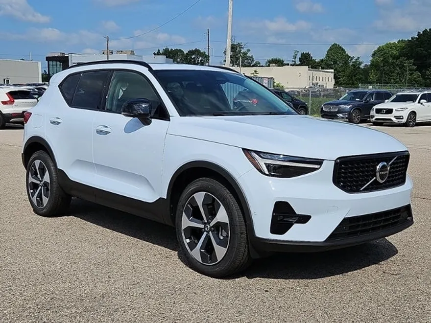 2026 Volvo XC40 Plus photo 1