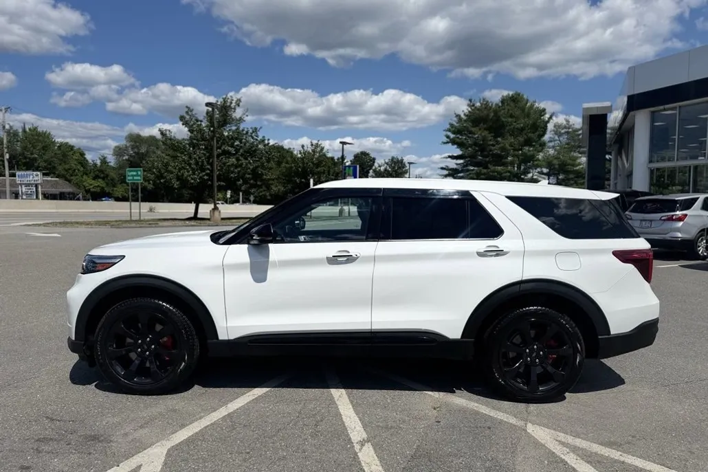 2022 Ford Explorer ST photo 1