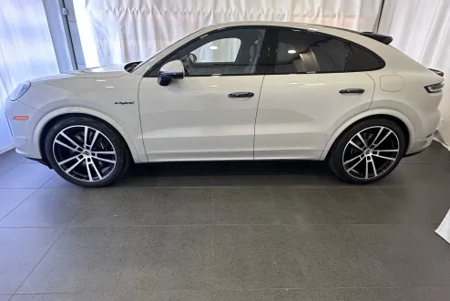 2025 Porsche Cayenne Turbo E-Hybrid photo 2