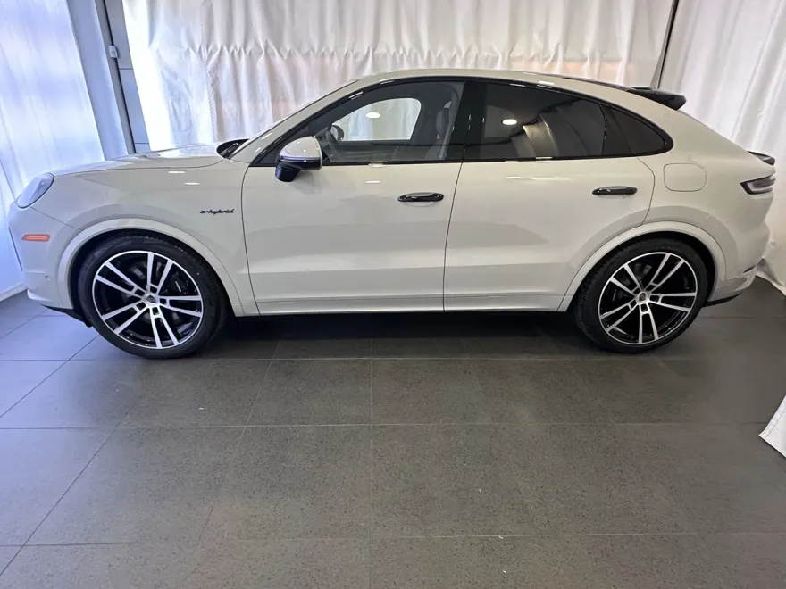 2025 Porsche Cayenne Turbo E-Hybrid photo 2