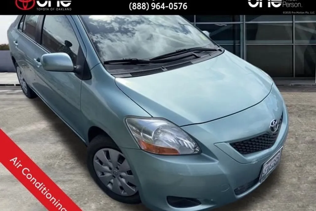 2009 Toyota Yaris Base photo 1