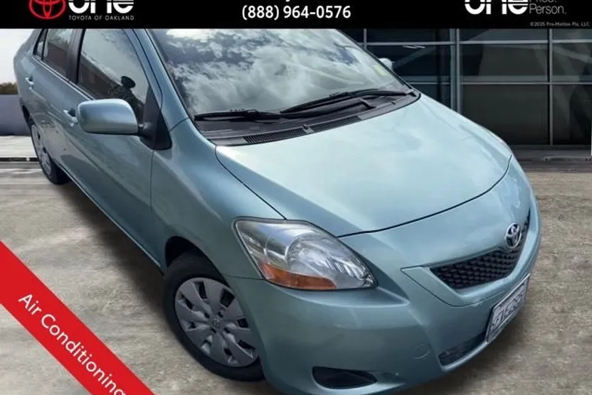 2009 Toyota Yaris Base photo 1