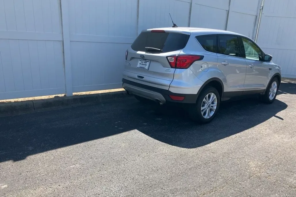 2019 Ford Escape SE Sport photo 1