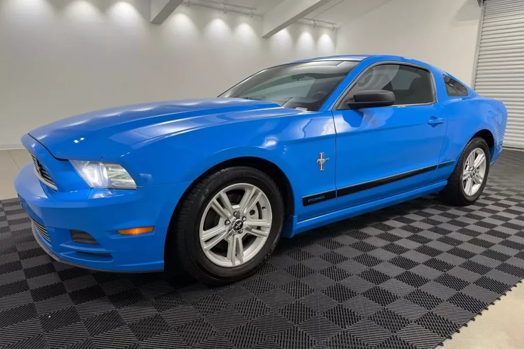 2013 Ford Mustang V6 photo 1