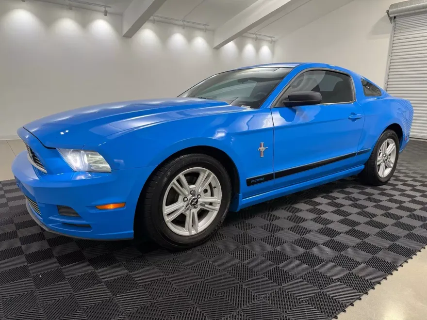 2013 Ford Mustang V6 photo 1
