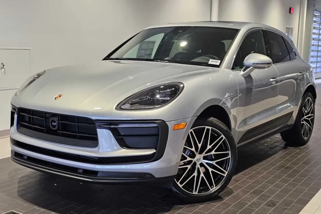 2025 Porsche Macan T photo 1