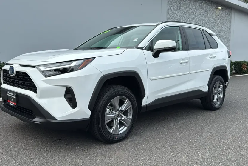 2021 Toyota RAV4 XLE photo 1