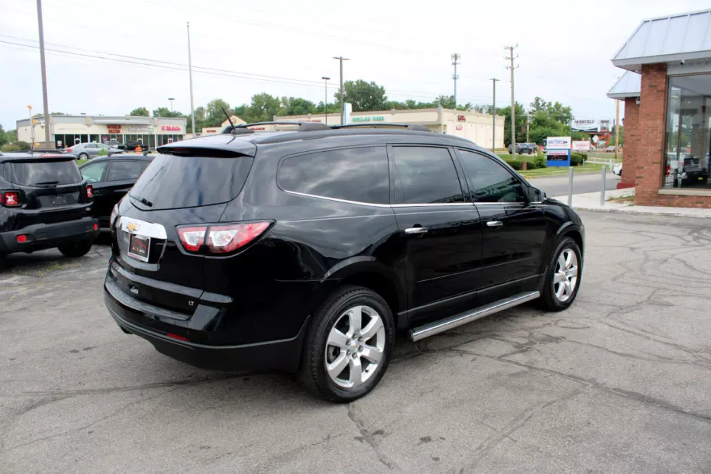 2017 Chevrolet Traverse 1LT photo 1