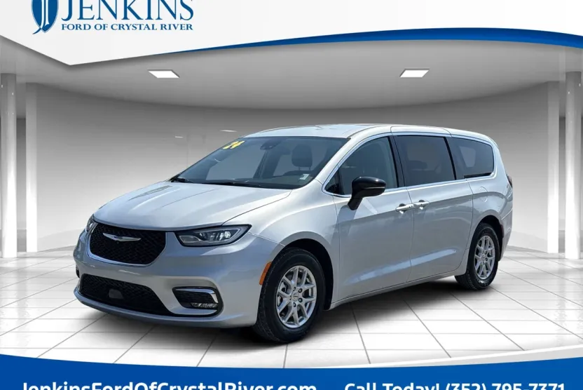 2024 Chrysler Pacifica Touring L photo 1