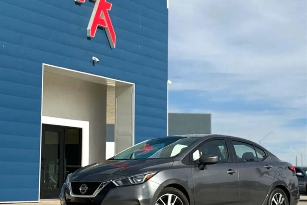 2021 Nissan Versa SV photo 1