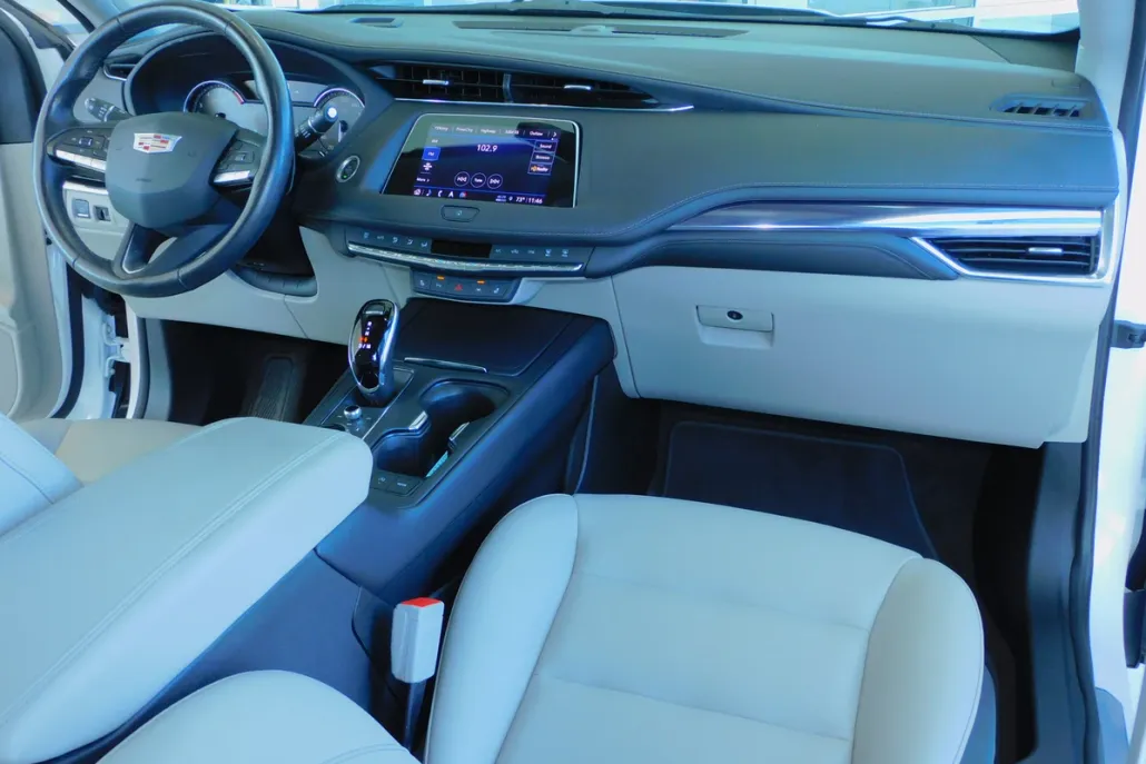 2023 Cadillac XT4 Luxury photo 1