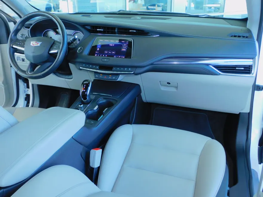2023 Cadillac XT4 Luxury photo 1