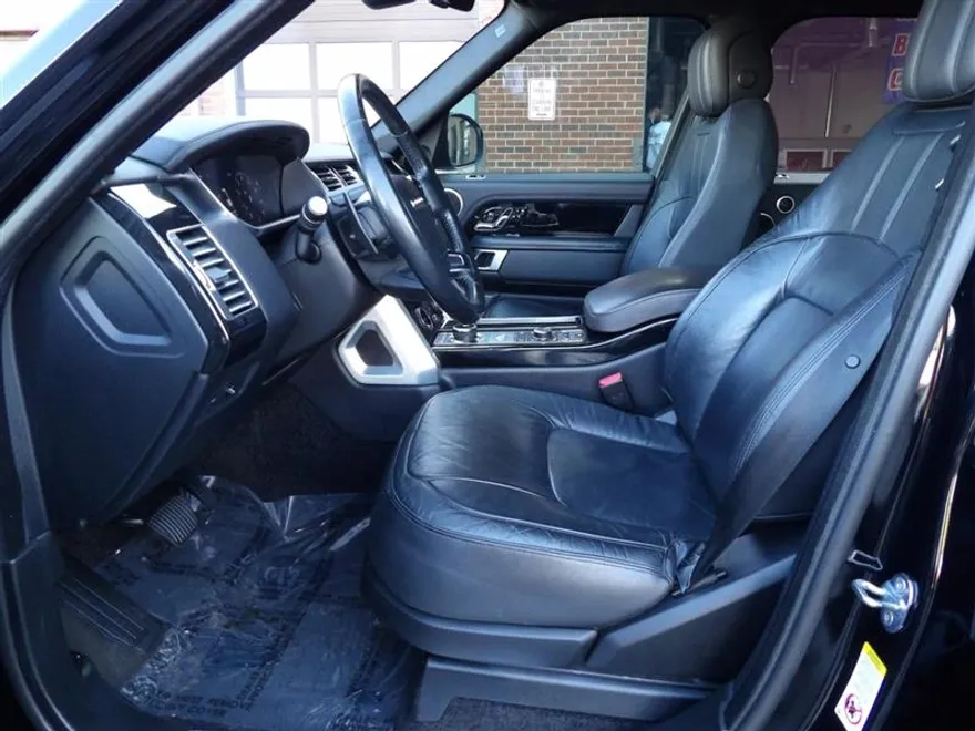 2018 Land Rover Range Rover HSE photo 9
