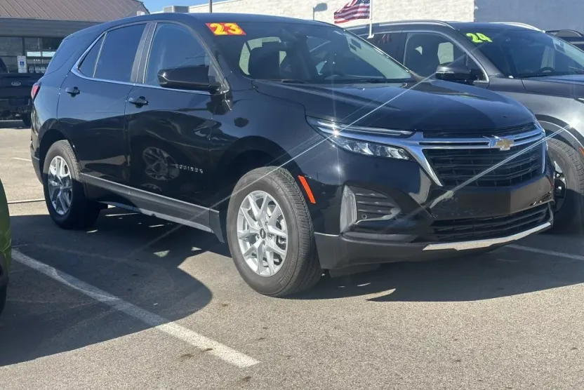2023 Chevrolet Equinox LT photo 1