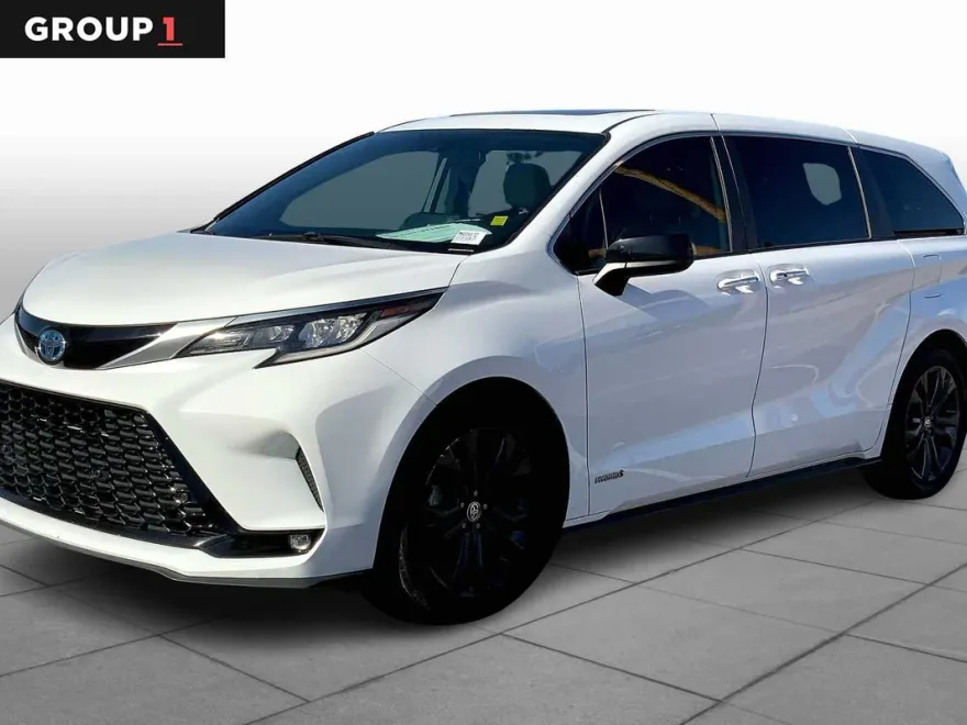 2021 Toyota Sienna XSE photo 1