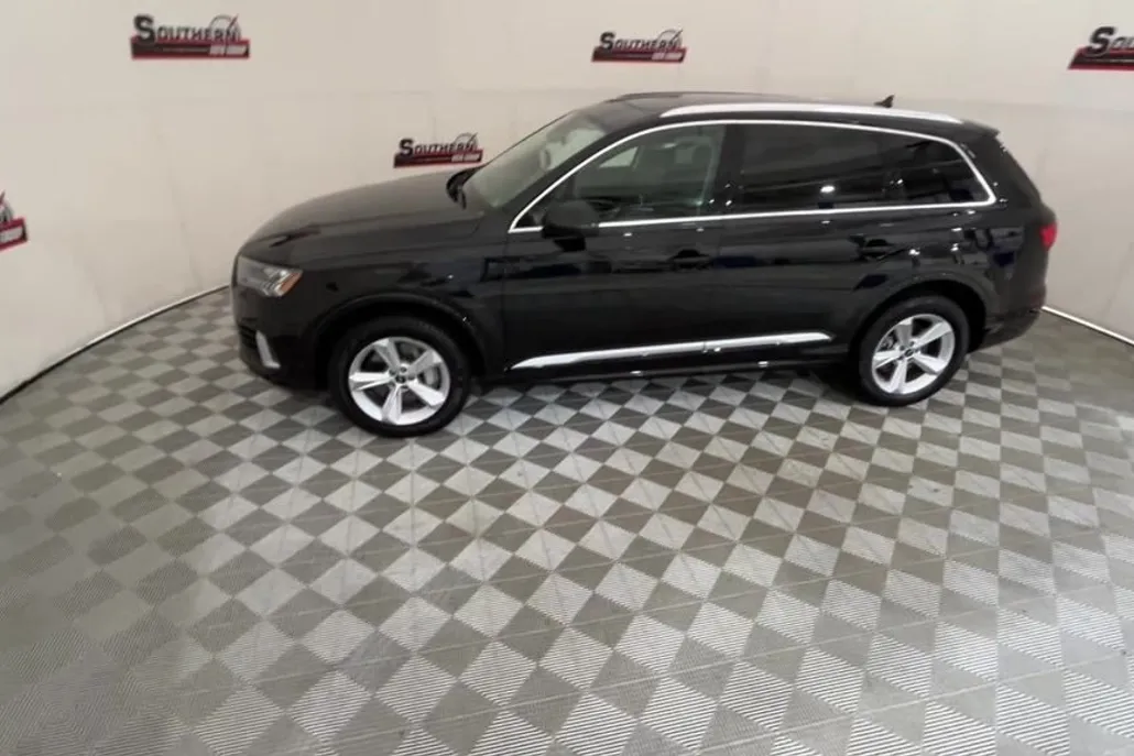 2024 Audi Q7 45 Premium Plus photo 1