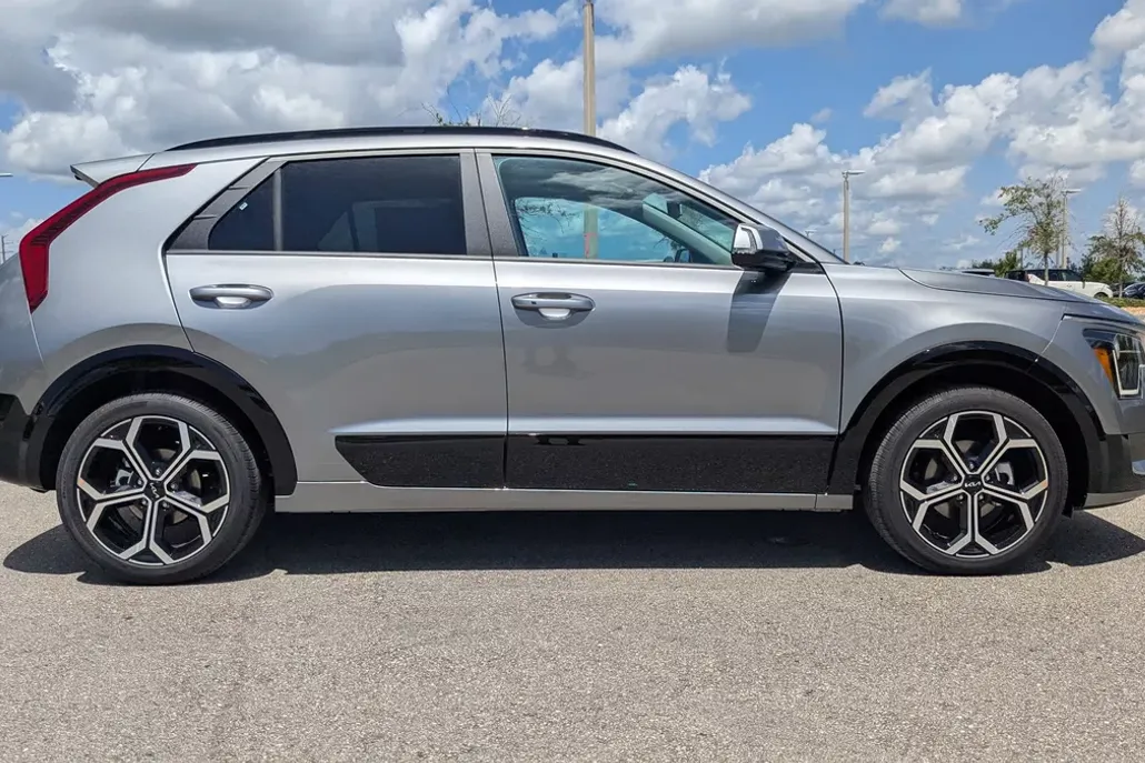 2025 Kia Niro EX Touring photo 1