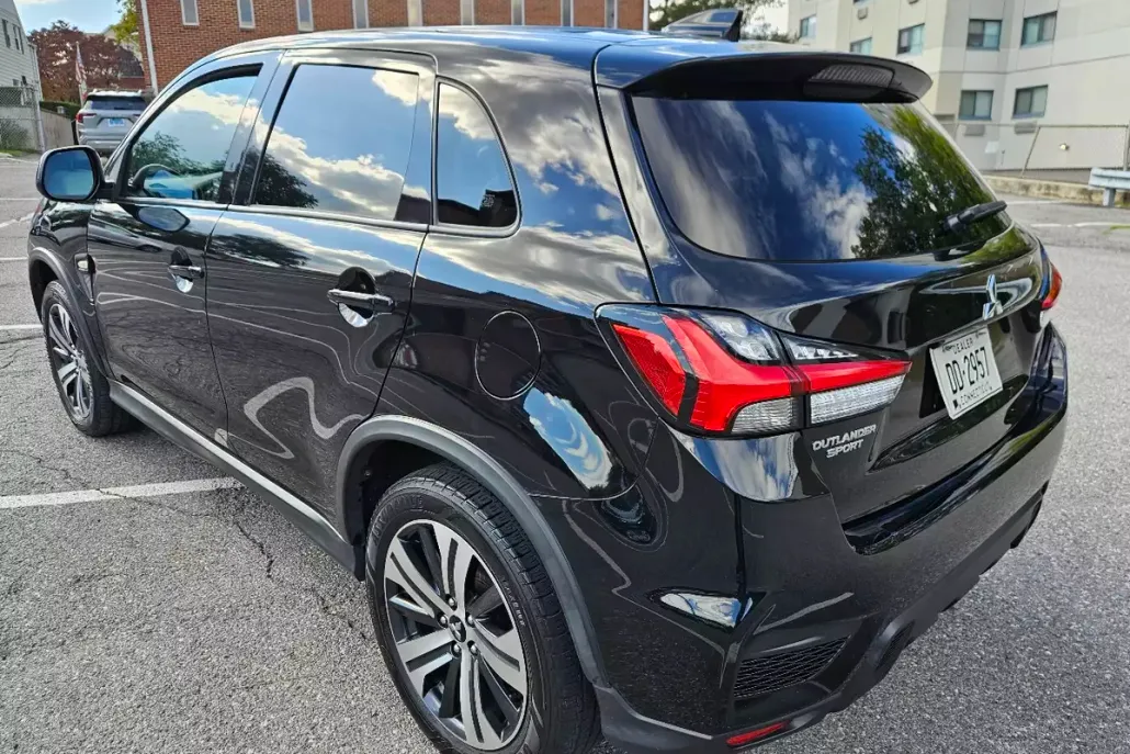 2020 Mitsubishi Outlander ES photo 1