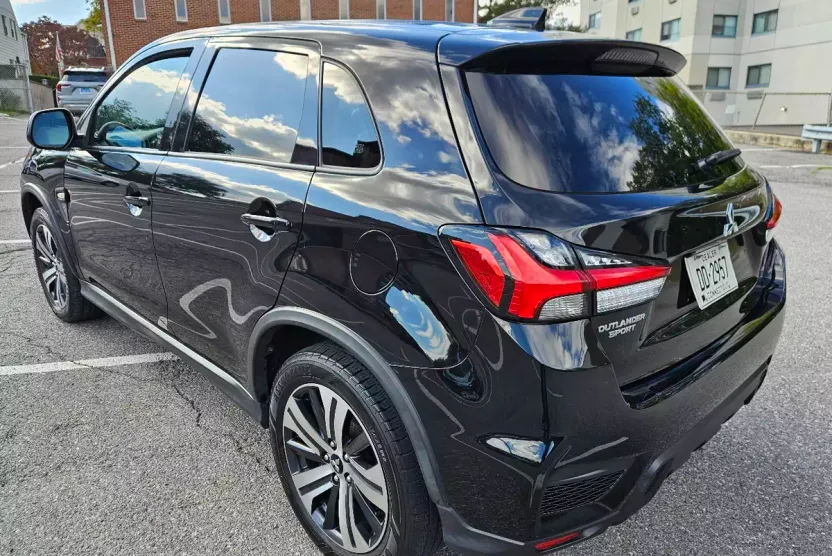 2020 Mitsubishi Outlander ES photo 1