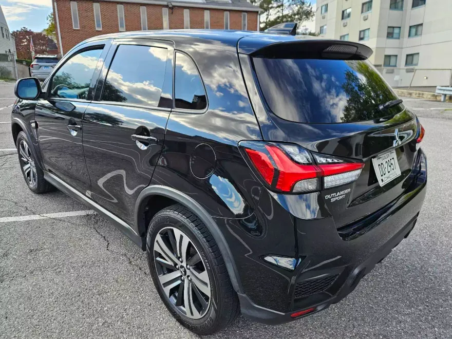 2020 Mitsubishi Outlander ES photo 1